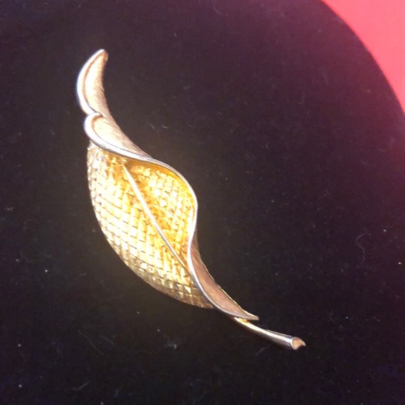 SOLD - Closet Clear Out 🔥 -Coro Gold Tone Vintage Leaf Brooch - Picture 2 of 8